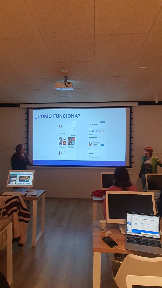 Jellyfishagency's tweet photo. ¡Hoy toca presentación de #people! ✅

@mariasantiagoCM y @MayraBlacutt nos comentan el funcionamiento de esta peculiar Red Social, y de que manera podemos monetizar nuestro perfil. 🙋🏼‍♂️

¡Gracias Chicas! https://t.co/z5rhaPJ971
