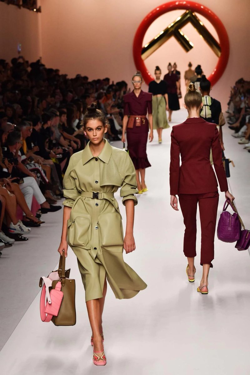 selinabmj's tweet photo. Coaching bei #gntm bis 2021 vs. diese Staffel https://t.co/x910fM0eqZ