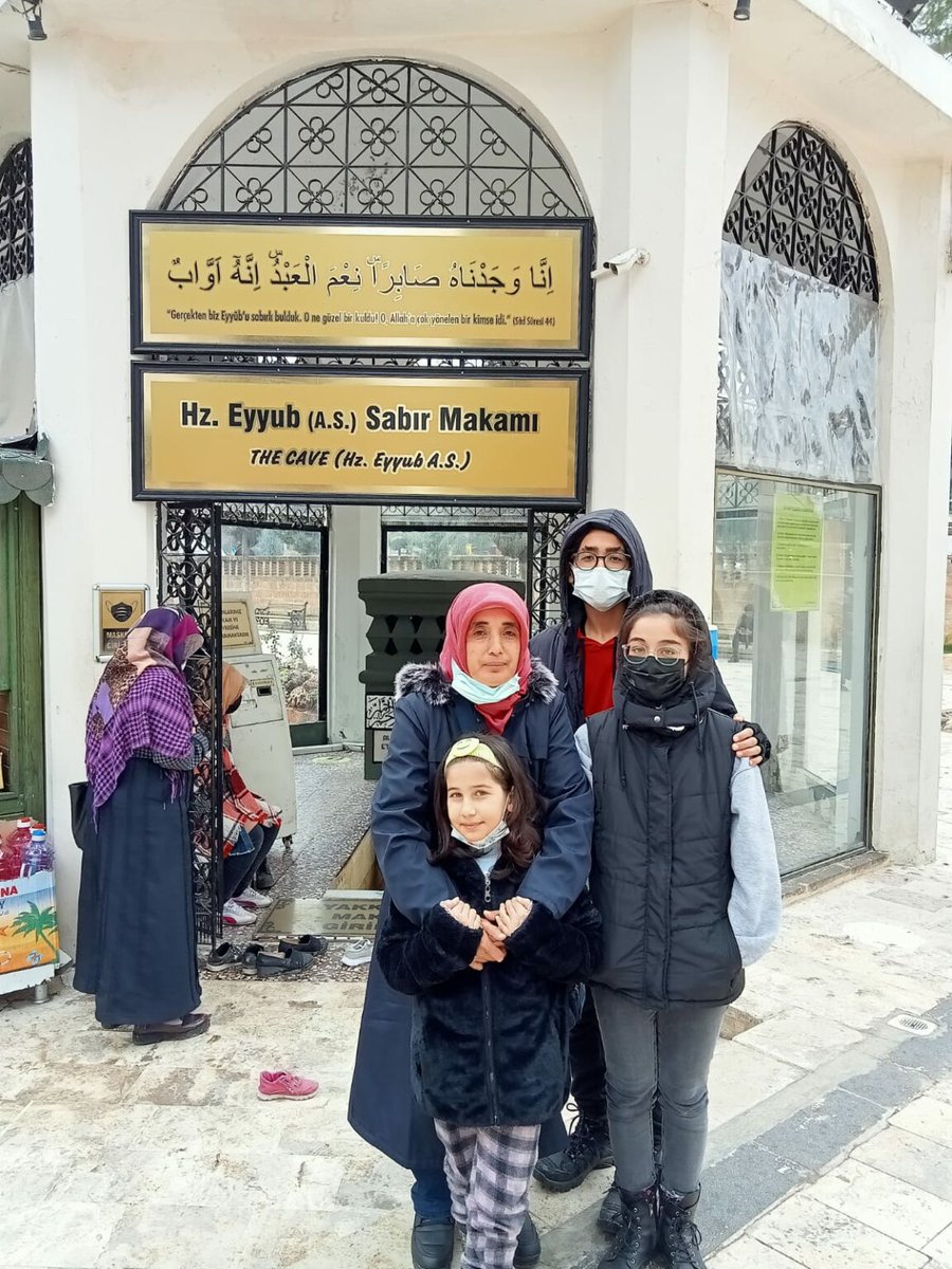 Tutuklu Hilal Sakman:

“Görevli memur, doktorun gelemeyeceğini, hastanenin dolu olduğunu anlattı. Ciğerlerimin tıkalı olup nefesimin tıkandığını söylediğimde daha sonra ciğer tedavisi alırsın dedi. Bu şartlarda kendimi ölüme terk edilmiş hissediyorum”

Annem için
#SizSorumlusunuz