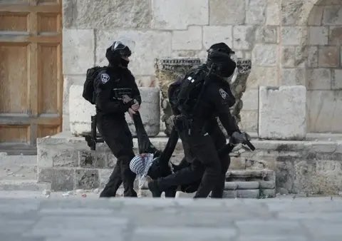 nahla_elrashedy's tweet photo. @yugsmark @GOT7Official @jaybnow_hr @BamBam1A @yugyeom @JacksonWang852 @marktuan Dozens of Palestinians were injured after Israeli occupation forces stormed the al-Aqsa Mosque Compound on Friday morning. https://t.co/udECHZNtsT