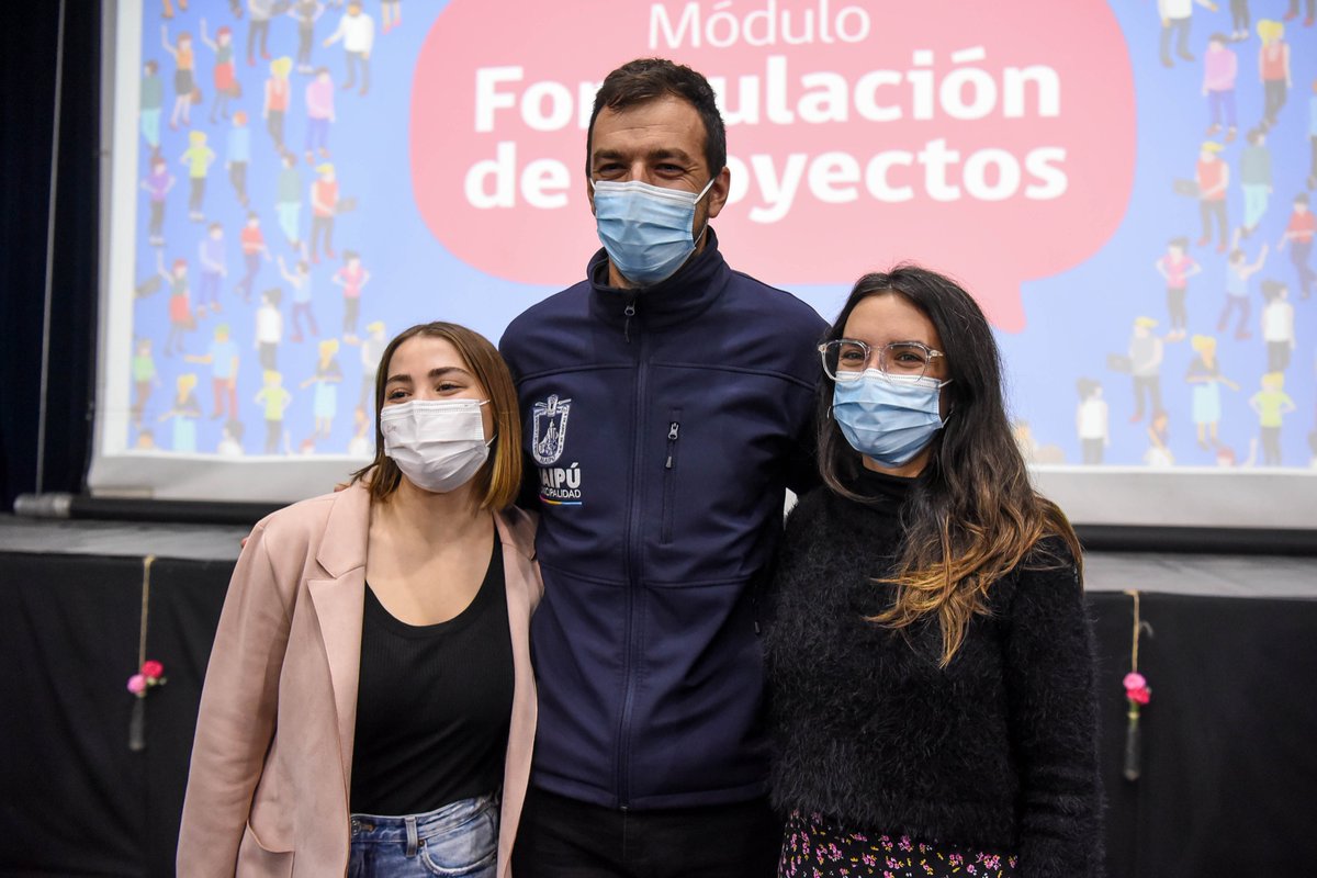 camila_vallejo's tweet photo. #VoceriaEnTerreno | Hoy estuvimos junto a dirigentas y dirigentes maipucinos que participan de la Escuela de Formación, organizada por @dos_segegob y @muni_maipu.
Aquí les enseñan a las y los vecinos a postular a proyectos sociales y así aportar al desarrollo de su comunidad 👏🤗 https://t.co/4yhmk51y2U