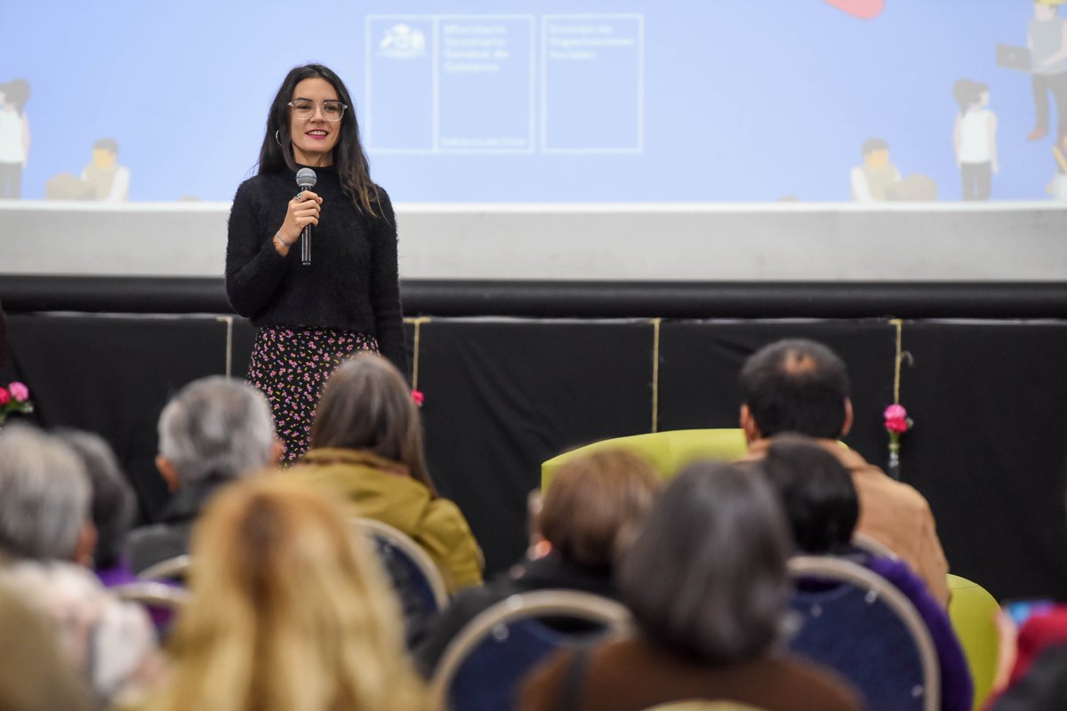 camila_vallejo's tweet photo. #VoceriaEnTerreno | Hoy estuvimos junto a dirigentas y dirigentes maipucinos que participan de la Escuela de Formación, organizada por @dos_segegob y @muni_maipu.
Aquí les enseñan a las y los vecinos a postular a proyectos sociales y así aportar al desarrollo de su comunidad 👏🤗 https://t.co/4yhmk51y2U