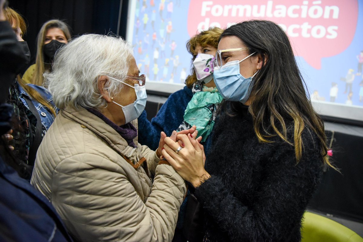 camila_vallejo's tweet photo. #VoceriaEnTerreno | Hoy estuvimos junto a dirigentas y dirigentes maipucinos que participan de la Escuela de Formación, organizada por @dos_segegob y @muni_maipu.
Aquí les enseñan a las y los vecinos a postular a proyectos sociales y así aportar al desarrollo de su comunidad 👏🤗 https://t.co/4yhmk51y2U