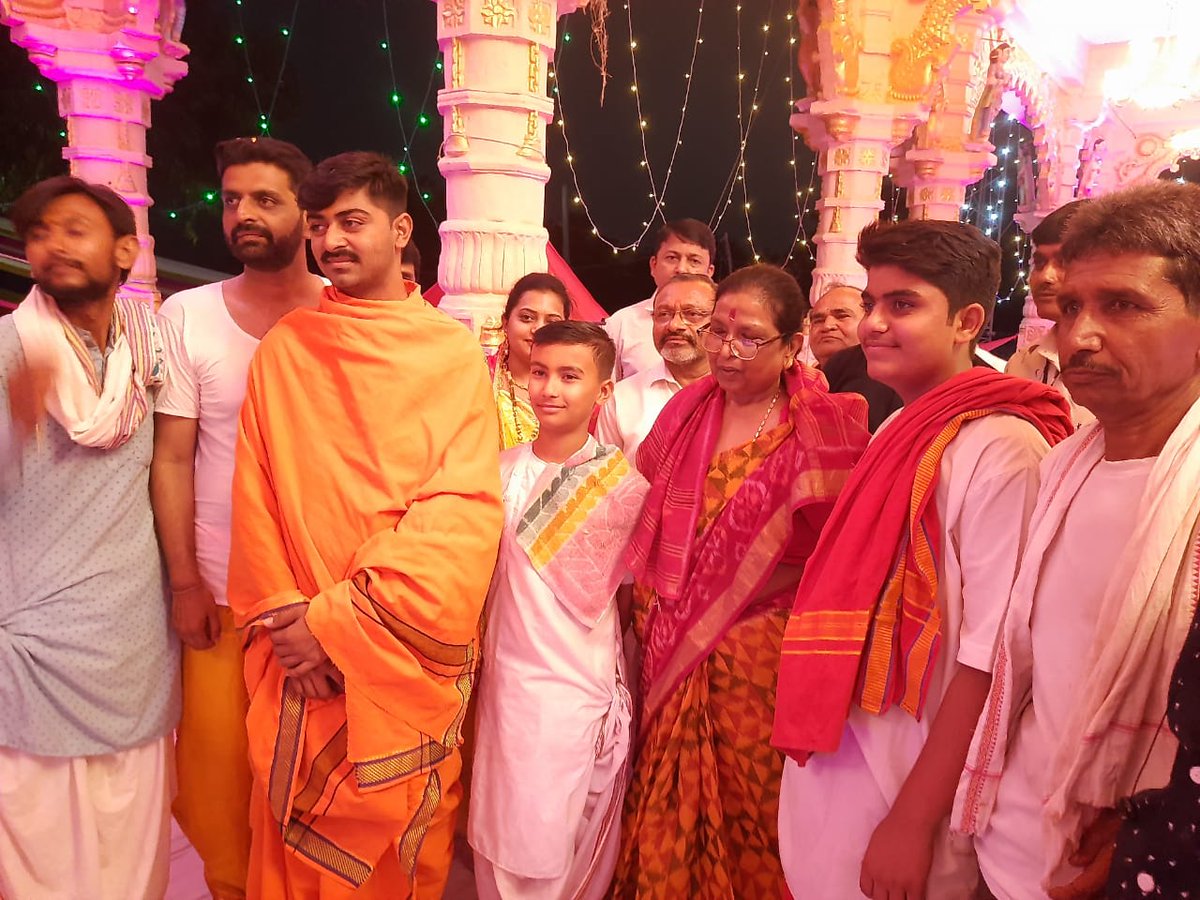 renu_bjp's tweet photo. देवभूमि, द्वारका, गुजरात मे सागर समाज के आराध्य, पूज्य दसाराम बापा के नवनिर्मित मंदिर के प्राण प्रतिष्ठा और मंदिर के भव्य लोकार्पण समारोह में शामिल होने का सौभाग्य प्राप्त हुआ। गुजरात की पुण्य भूमि पर हजारो लोगों के बीच इस पावन कार्यक्रम की साक्षी बनकर सुखद अनुभूति हो रही है। https://t.co/e7dTValNdq
