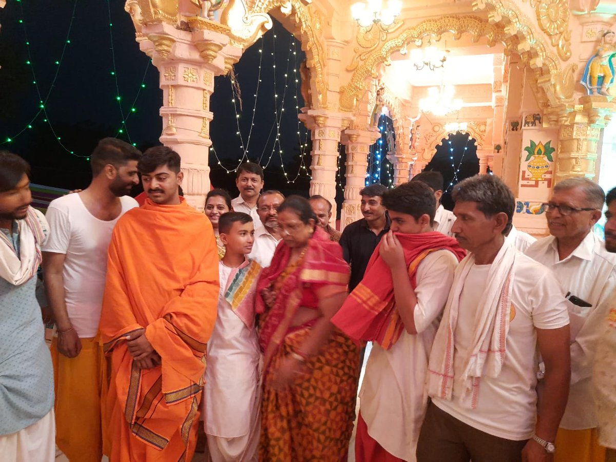 renu_bjp's tweet photo. देवभूमि, द्वारका, गुजरात मे सागर समाज के आराध्य, पूज्य दसाराम बापा के नवनिर्मित मंदिर के प्राण प्रतिष्ठा और मंदिर के भव्य लोकार्पण समारोह में शामिल होने का सौभाग्य प्राप्त हुआ। गुजरात की पुण्य भूमि पर हजारो लोगों के बीच इस पावन कार्यक्रम की साक्षी बनकर सुखद अनुभूति हो रही है। https://t.co/e7dTValNdq