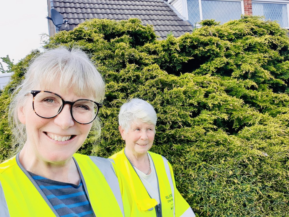 awlitterheroes's tweet photo. A lad flew by on his bicycle tonight and shouted βBoss job ladies!β π€£ #NorrisHill #AshbyWoulds #Litterheroes @NWLEnviro @NWLeics @LeicsCountyHall @KeepBritainTidy https://t.co/Ja4N9yhAYz