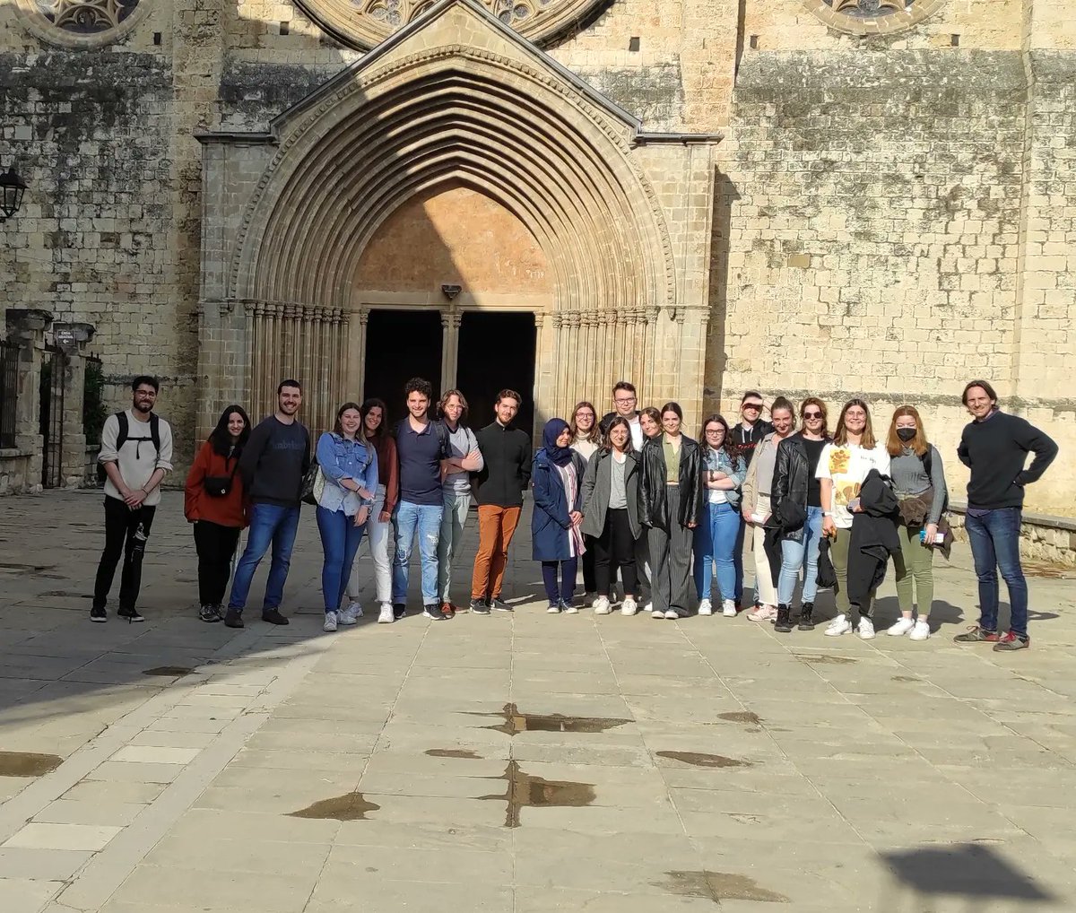 BCNstructures's tweet photo. Visitem el Monestir de St Cugat del Vallès (BCIN) amb els alumnes de l'optativa de rehabilitació estructural de l'@_etsav_. Tres hores intenses d'anàlisi patrimonial, constructiva, estructural i històrica d'aquesta joia vallesana en la que hi hem treballat en un parell de fases https://t.co/J4GVKXhSWa