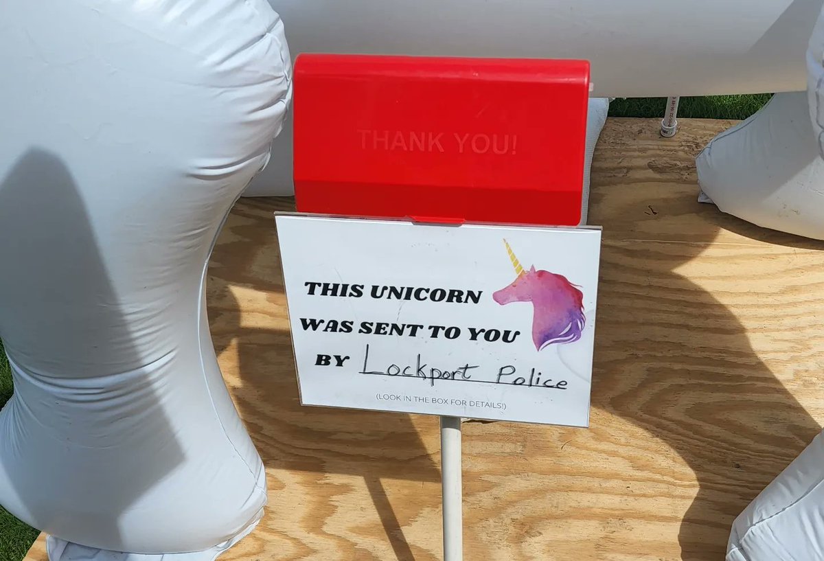 NTPoliceDept's tweet photo. The Hope Rises "Prank for a Purpose" Unicorn has arrived at the North Tonawanda Police Department from our friends at the Lockport Police Department.
https://t.co/kJyEJorfTv #LockportPD #hoperises #prankforapurpose https://t.co/1o7oKn627y