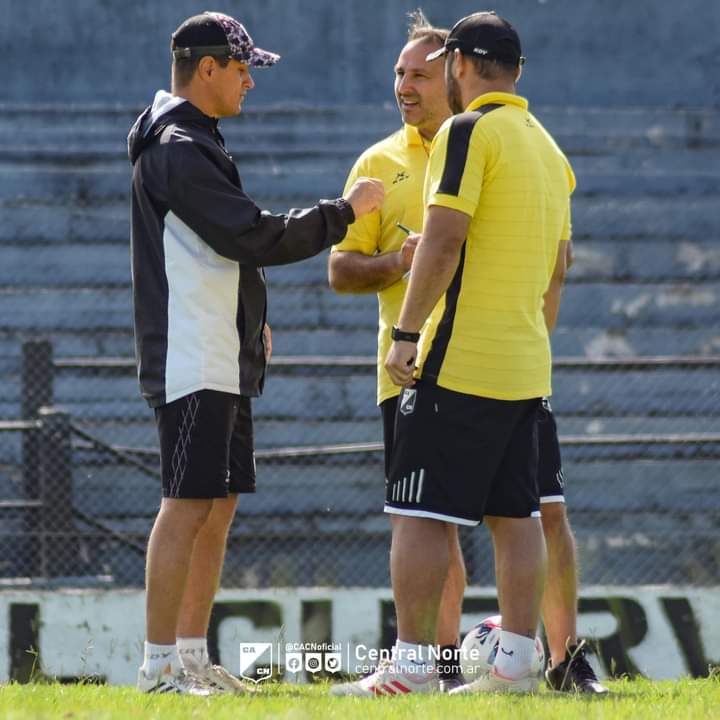 Fedechilo12's tweet photo. #CentralNorte | "SE ANIMA CON EL COLO".
Hoy Central nuevamente sigue trabajando en lo futbolístico pero esta vez con el ingreso de Mauricio Suica en el 11. El equipo que probó hoy #Medran fue con Hass; Calderon, F. Rodríguez, Paparelli y Morello; Berrondo, Capurro, Rosales https://t.co/8NRb5umZ5v