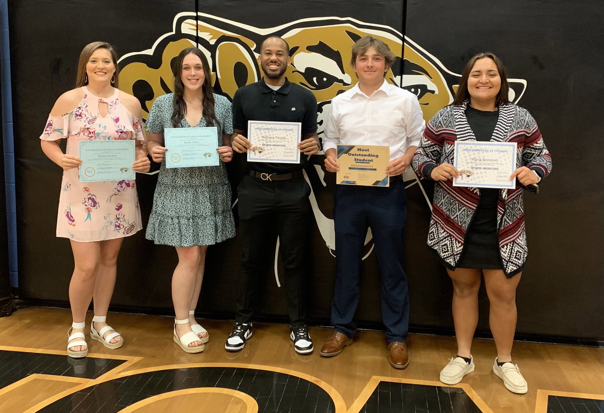 BartonSportsMed's tweet photo. Congratulations to our award winners. Alicia Enriquez and Anthony Twiggs for most improved. Emma Sanders for top freshman and top Shelby Sibley for top sophomore. And Brogan Buckhalter for Most Outstanding Student. Thank you for all that you do. #GoBarton #RollCougs https://t.co/ylAj3K5poO
