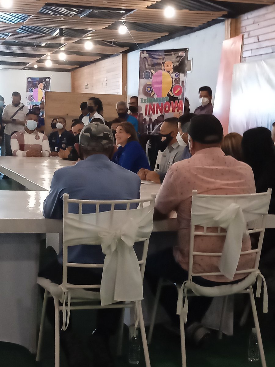 CdchtUCLA's tweet photo. Ayer 04/05-2022 se celebró una sesión especial con motivo del #diadelacienciaylatecnologia 

Oradora de Orden #MINCYT Gabriela Jiménez, quien disertó sobre la modificación de la #leydecienciastecnologiaeinnovacion #diucla #cdchtucla #iribarreninnova2022 @FundaciteLARA @uclave https://t.co/0at5slWtnU