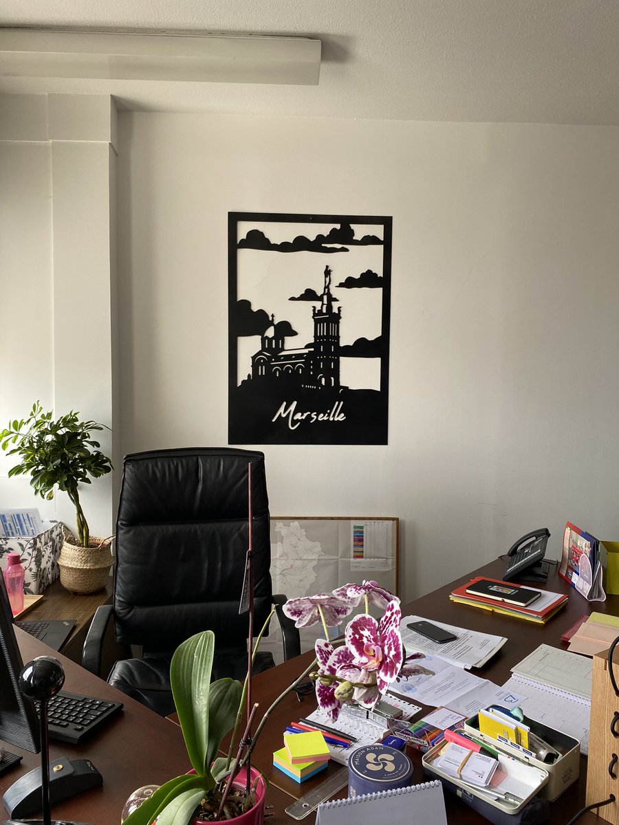 sophie_sarraute's tweet photo. Installation terminée dans mon bureau de la belle réalisation des élèves de CAP du lycée Jean Perrin de Marseille . 
Juste magnifique . Comme on dit à Marseille « la classe »
Nos lycéens professionnels ont du talent. 
🟢valorisation de la voie professionnelle 
🟠Chef d’œuvre https://t.co/Adc43WVP6s