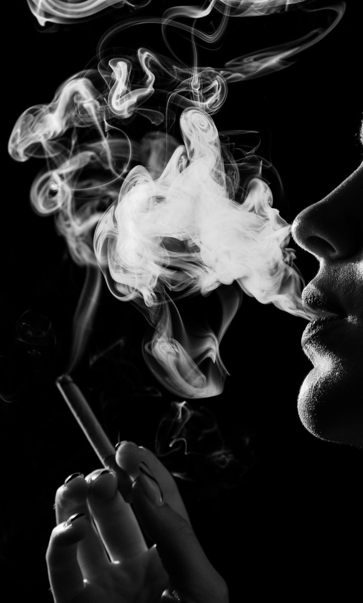 carlotavazquezz's tweet photo. fumando serio 
@otmara_ https://t.co/pC55tVri5V