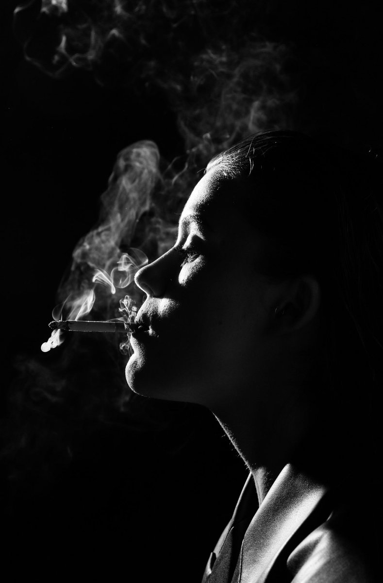 carlotavazquezz's tweet photo. fumando serio 
@otmara_ https://t.co/pC55tVri5V