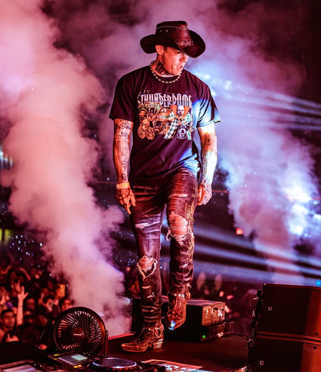 LILTEXAS's tweet photo. WASTELAND STAGE IN TWO WEEKS (with much less clothing) 🍑 https://t.co/wjWdEZIfgY