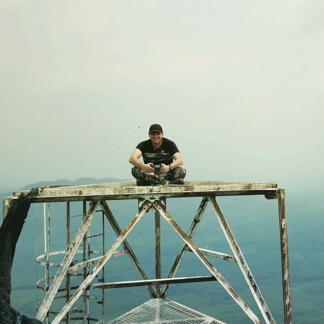 ThePive's tweet photo. Jajajajaja no sólo es la foto, es el temblor de estar a esa altura, la adrenalina por haber subido y la esperanza de no morir. Se que esta torre ya no esté en unos años, pero vaya experiencia que me llevo a vivír ese mentó jaja https://t.co/crdjMjRPRA