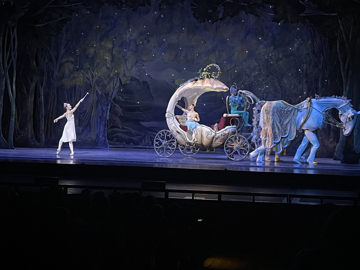 ClancyEvans's tweet photo. #Belfasty K, 1, 2s thoroughly enjoyed @albertaballet #Cinderela! Thanks to @Enbridge for the opportunity to see #ballet #WeAreCBE #yycbedu #yycbeArts https://t.co/VTtvop9zhT