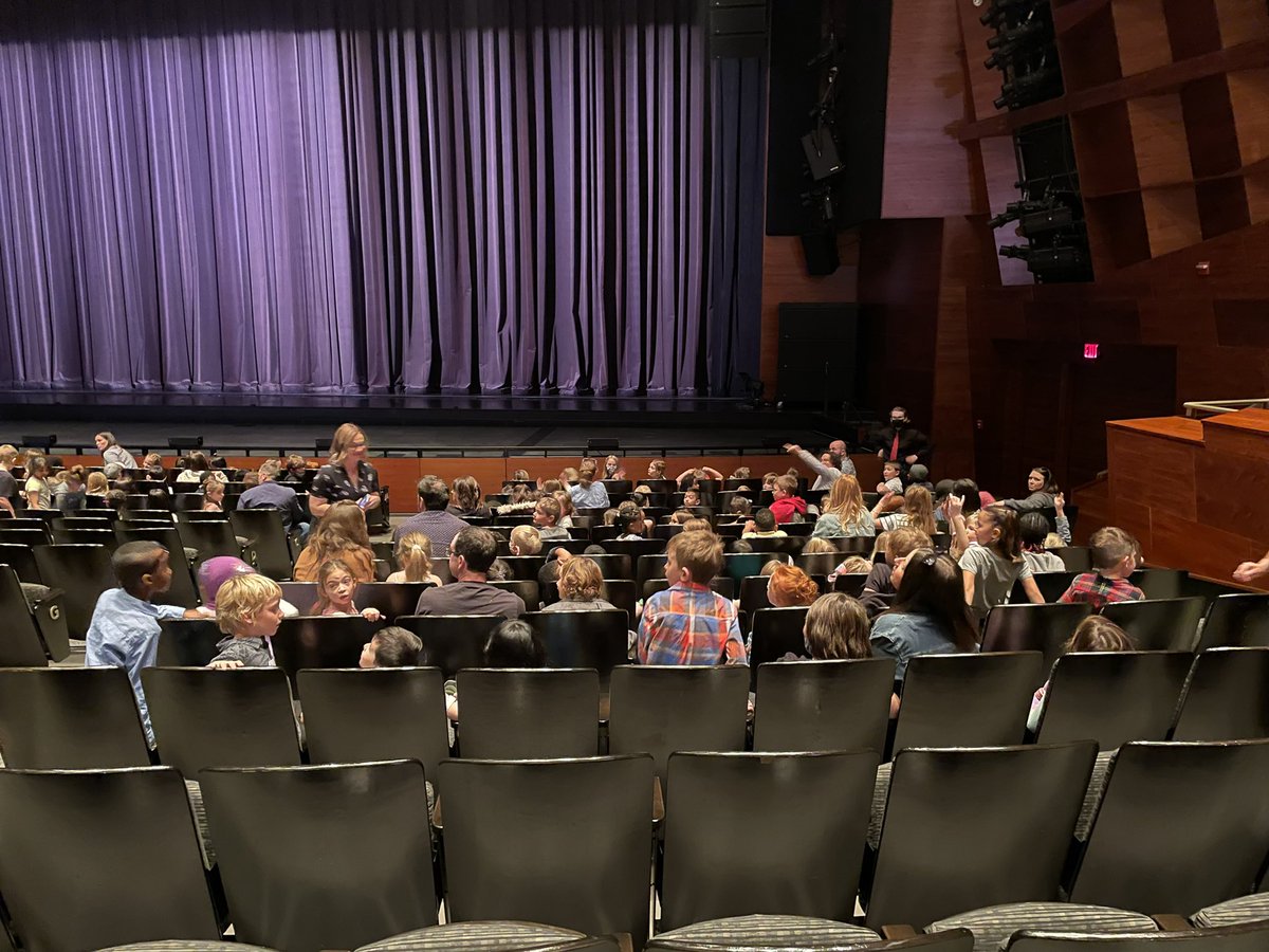 ClancyEvans's tweet photo. #Belfasty K, 1, 2s thoroughly enjoyed @albertaballet #Cinderela! Thanks to @Enbridge for the opportunity to see #ballet #WeAreCBE #yycbedu #yycbeArts https://t.co/VTtvop9zhT