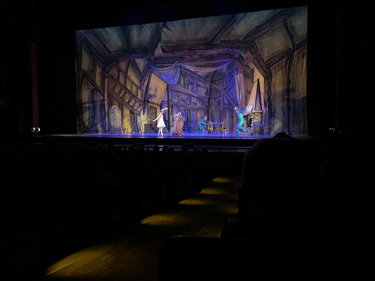 ClancyEvans's tweet photo. #Belfasty K, 1, 2s thoroughly enjoyed @albertaballet #Cinderela! Thanks to @Enbridge for the opportunity to see #ballet #WeAreCBE #yycbedu #yycbeArts https://t.co/VTtvop9zhT