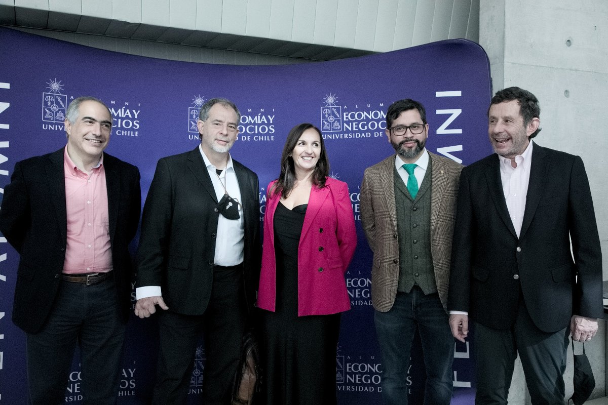 guidogirardi's tweet photo. Tenemos que recuperar el pilotaje democrático del futuro. Debemos ser capaces de anticiparnos a un mundo que será cambiante. Hoy presentamos libro "Chile tiene futuro desde sus territorios", en @FenInnovacion, libro que reúne diversas visiones para los futuros posibles. https://t.co/Lrn0aQRDRH