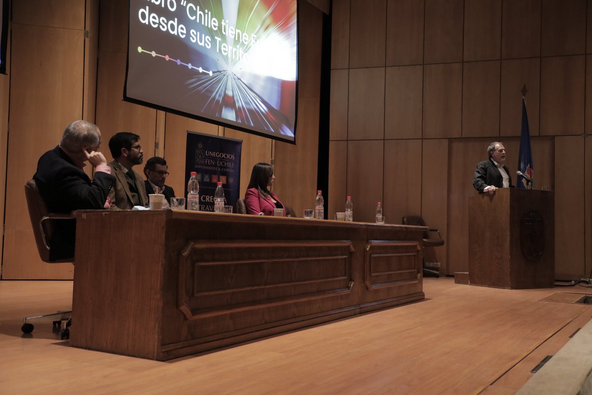 guidogirardi's tweet photo. Tenemos que recuperar el pilotaje democrático del futuro. Debemos ser capaces de anticiparnos a un mundo que será cambiante. Hoy presentamos libro "Chile tiene futuro desde sus territorios", en @FenInnovacion, libro que reúne diversas visiones para los futuros posibles. https://t.co/Lrn0aQRDRH