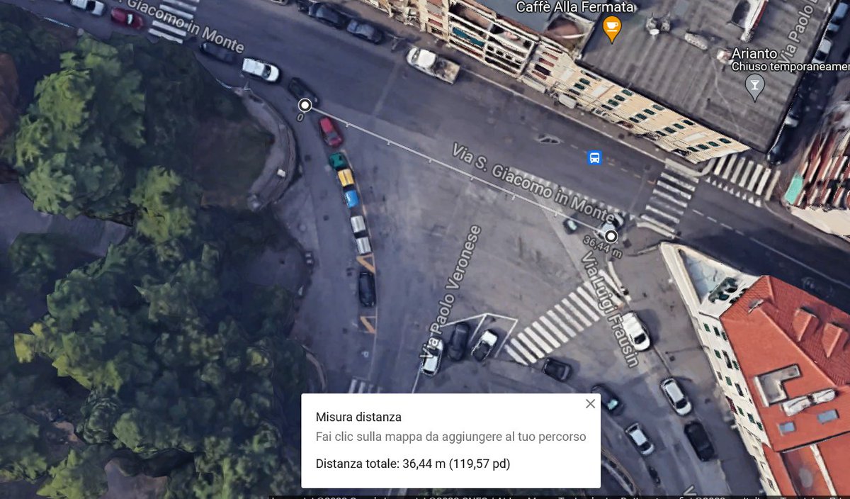 rcalcina's tweet photo. 36mt di larghezza incrocio in gran parte usato come parcheggio abusivo. Nessuna priorità ai pedoni costretti a percorrere 75mt per attraversarlo su percorso pericoloso e scomodo definito dal @ComunediTrieste 
@UlisseFIAB @AdessoTrieste @UniTrieste @triestemobile 
#primaipedoni https://t.co/0NSsuHPDA2