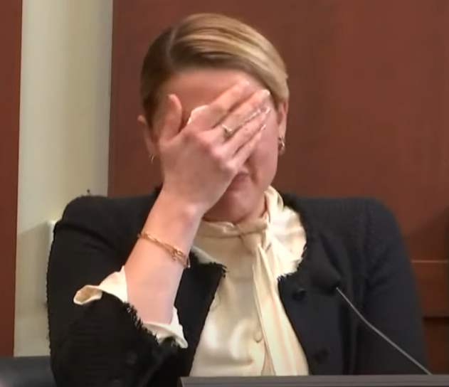 ChingCh78499975's tweet photo. The moment Amber realized no real tears were coming out of her eyes, so she pretended to wipe them dry.
#JohnnyDeppVsAmberHeard https://t.co/DLBy7ZGyep