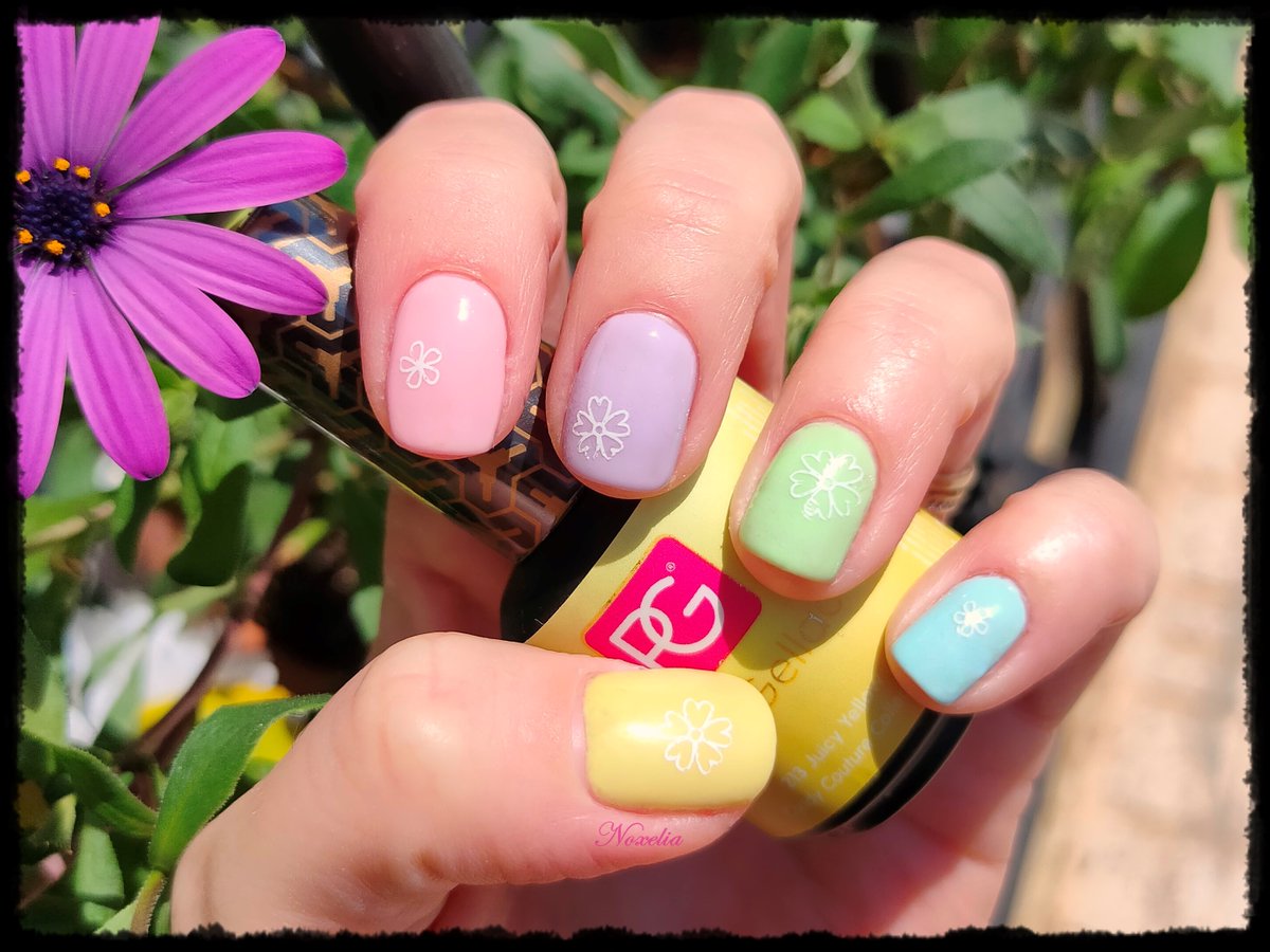 NoxeliaNB's tweet photo. Hola chicas! Después de un tiempo puedo decir... nueva manicura en el blog! Espero que os guste! https://t.co/1BEIui4g5E https://t.co/t5sL1LPGAg