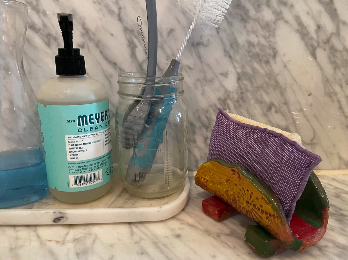 MomAndPod's tweet photo. Pro-tip: If your kid comes home from art camp with a taco-stand, they make excellent sponge holders! #artcamp #TeacherAppreciationWeek https://t.co/LZibKH03Hu