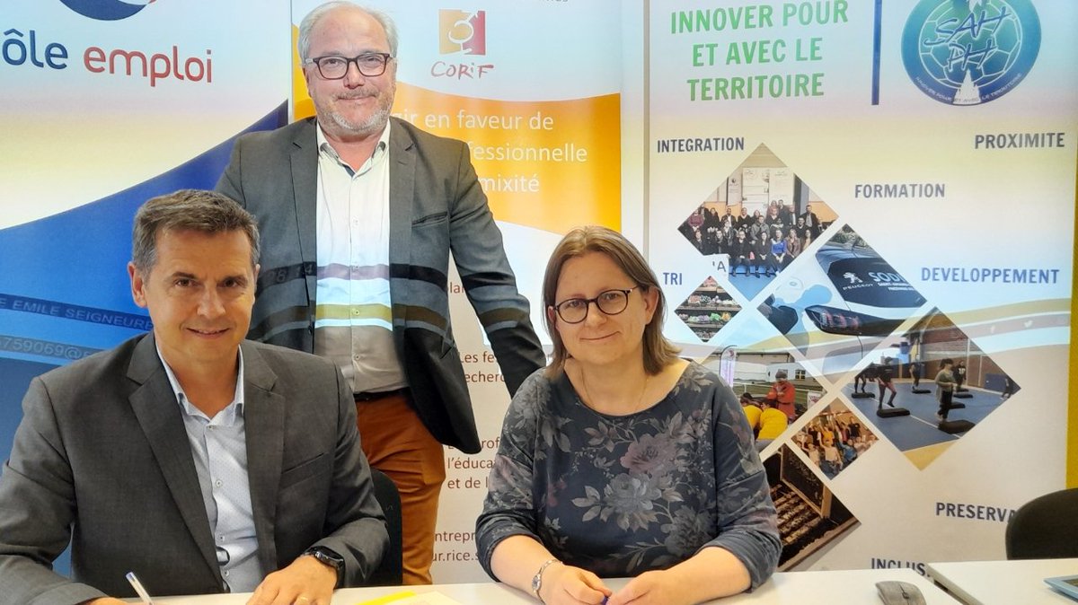 11 femmes éloignées de l emploi s en rapprochent par le du sport et de la culture. Développer les compétences autrement avec pôle emploi Denain et Saint amand le handball club de St Amand et le corif #poleemploi @FredericDanel <a href="/SeverineDelong/">Delong Severine</a> <a href="/ElsaMiquel/">Miquel Elsa</a> <a href="/ThierryDanhiez/">Thierry DANHIEZ</a> 👍👍🏐