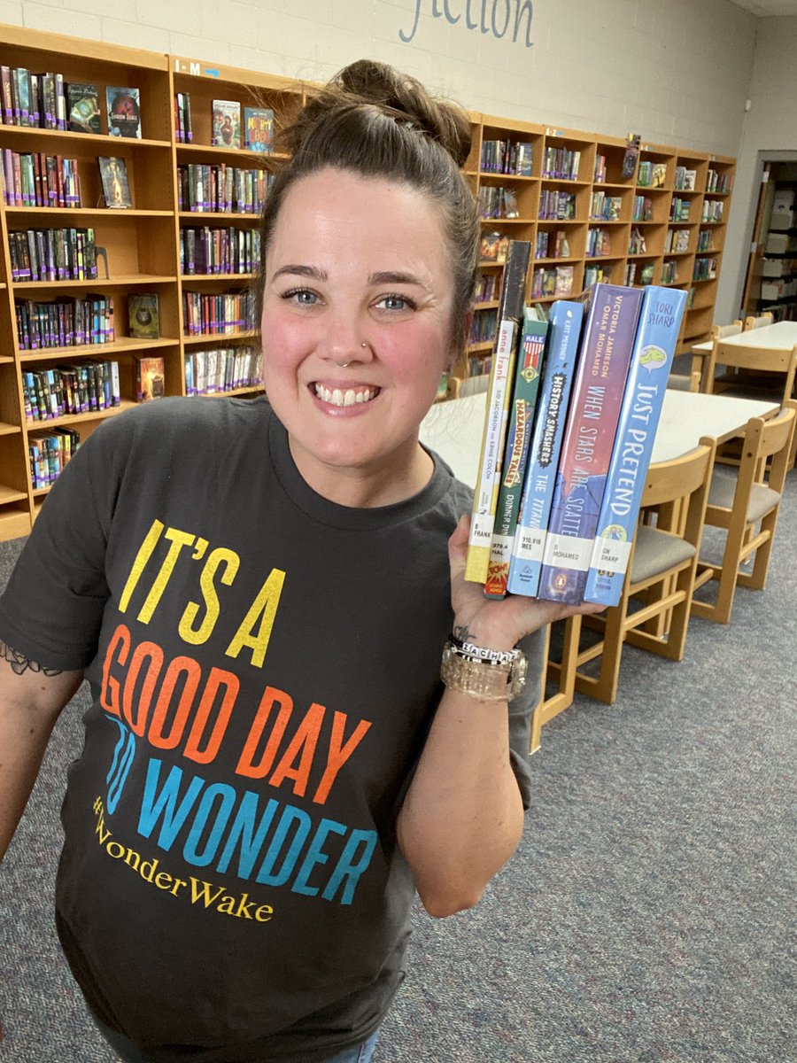 MsMorganMedia's tweet photo. Thankful for the best job in the world ❤️📚✨ #bookwizard @wcpssdll @DDMMSDragons #WonderWake #luckylibrarian #itsagooddaytowonder https://t.co/gtoHVlHTID