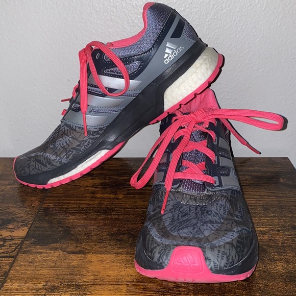 VickiRRaymond2's tweet photo. So good I had to share! Check out all the items I'm loving on @Poshmarkapp #poshmark #fashion #style #shopmycloset #fashionweb #adidas: https://t.co/LqQrgkNjO7 https://t.co/w7wc22wE11