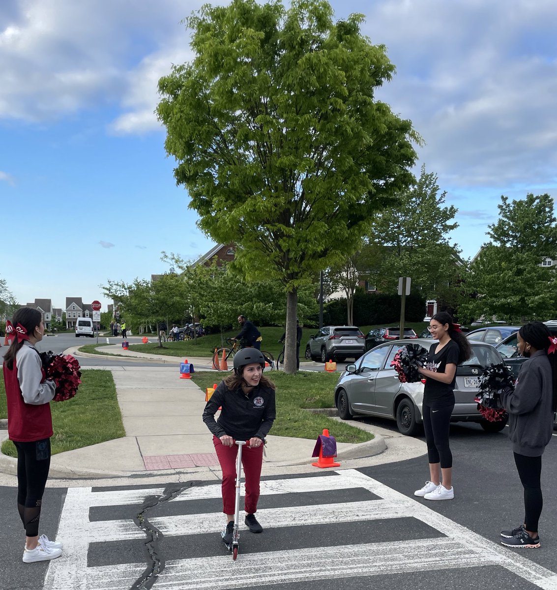 awheeler_wheels's tweet photo. Rain 🌧or shine☀️, this crew is always ✨ shining ✨! C’mon over to the #BikeSide on this National (got rescheduled from yesterday bc of rain) #BikeRolltoSchoolDay! Bikes, scooters, skates galore! 🚴🏼 🛴 🛼 The buses were empty and fun was had! @walkrollschool #SafeRoutestoSchool https://t.co/qzJDCMyIUL
