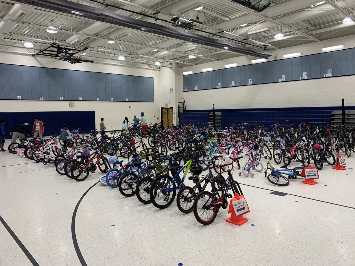 awheeler_wheels's tweet photo. Rain 🌧or shine☀️, this crew is always ✨ shining ✨! C’mon over to the #BikeSide on this National (got rescheduled from yesterday bc of rain) #BikeRolltoSchoolDay! Bikes, scooters, skates galore! 🚴🏼 🛴 🛼 The buses were empty and fun was had! @walkrollschool #SafeRoutestoSchool https://t.co/qzJDCMyIUL
