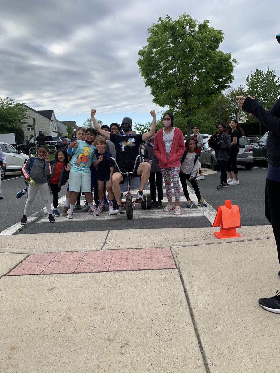awheeler_wheels's tweet photo. Rain 🌧or shine☀️, this crew is always ✨ shining ✨! C’mon over to the #BikeSide on this National (got rescheduled from yesterday bc of rain) #BikeRolltoSchoolDay! Bikes, scooters, skates galore! 🚴🏼 🛴 🛼 The buses were empty and fun was had! @walkrollschool #SafeRoutestoSchool https://t.co/qzJDCMyIUL