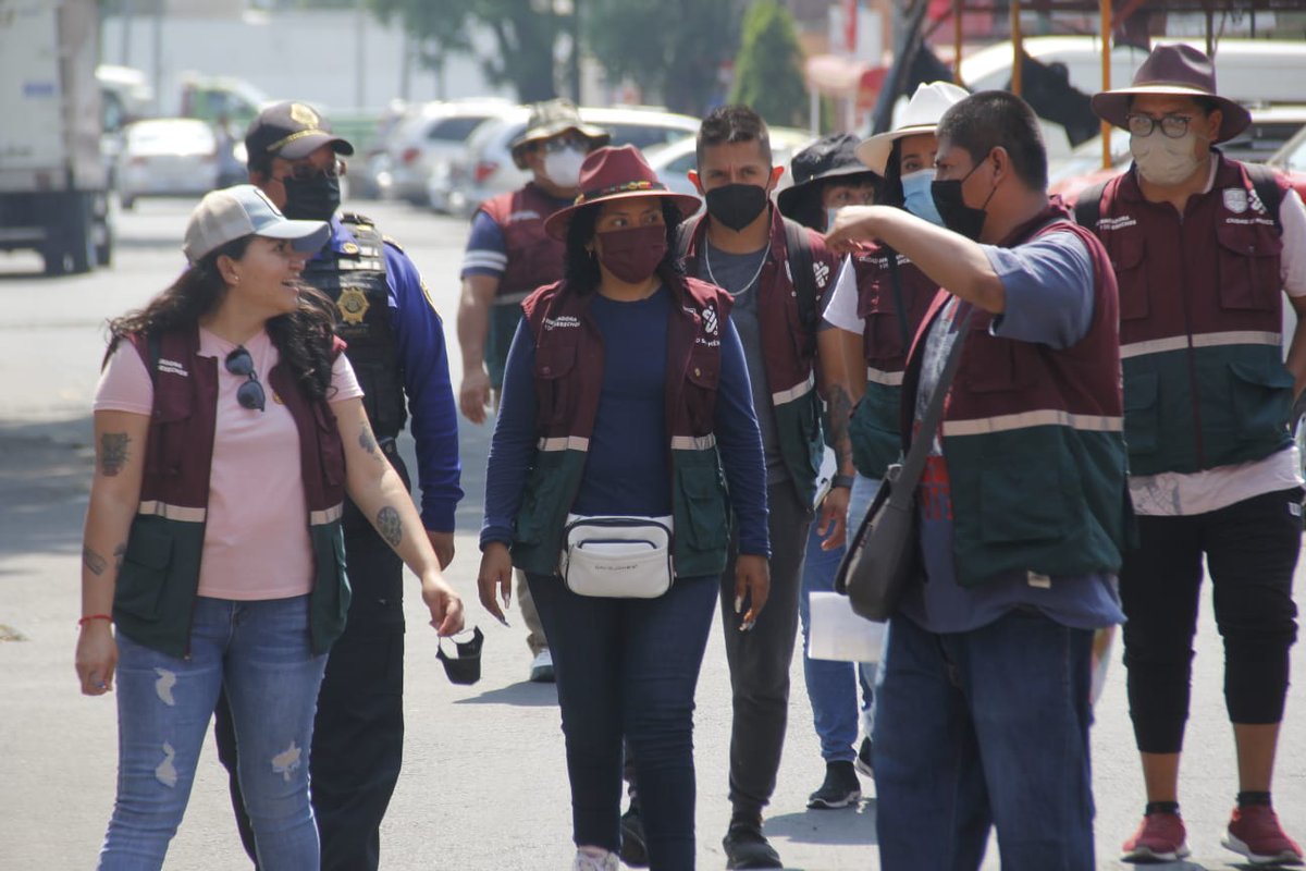 InjuveCDMX's tweet photo. Estuvimos con la acción social #BarrioAdentro recorriendo casa por casa en la alcaldía #VenustianoCarranza en la Colonia #MagdelanaMixhuca.🙌🏻

Acercando el #bienestar a niñ@s, adolescentes y sus mismas familias.✨    

Las y #LosJóvenesUnenAlBarrio.✌🏻 https://t.co/RVhtE2q886