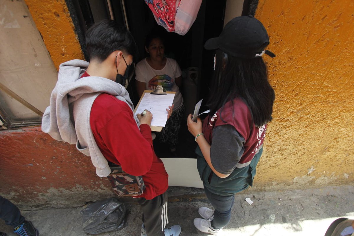 InjuveCDMX's tweet photo. Estuvimos con la acción social #BarrioAdentro recorriendo casa por casa en la alcaldía #VenustianoCarranza en la Colonia #MagdelanaMixhuca.🙌🏻

Acercando el #bienestar a niñ@s, adolescentes y sus mismas familias.✨    

Las y #LosJóvenesUnenAlBarrio.✌🏻 https://t.co/RVhtE2q886