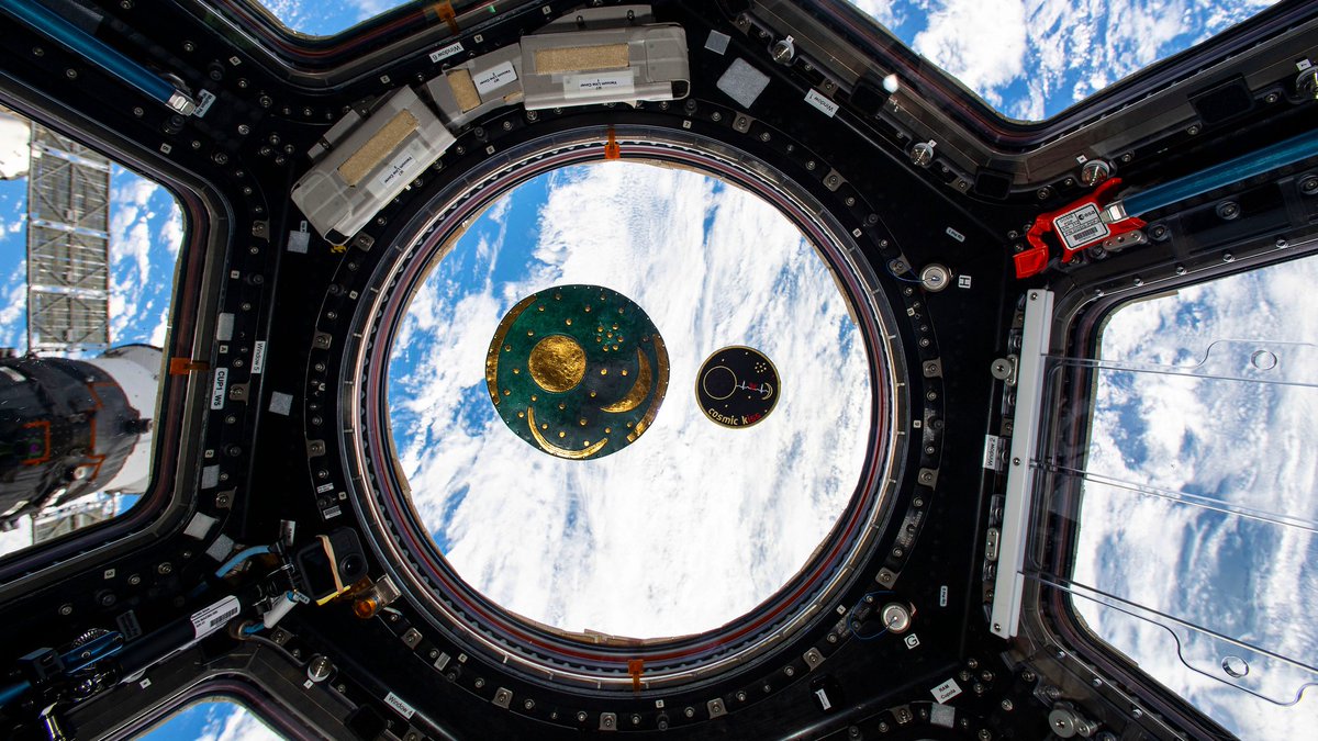 DLR_de's tweet photo. ⏰ Wecker stellen &amp; einschalten! 📺
Am frühen Freitagmorgen (06.05.) kehrt @astro_matthias zu Erde zurück. Fast 6 Monate #CosmicKiss-Mission auf der #ISS gehen zu Ende. @ZDFheute überträgt ab 6:15 Uhr online live. Der frühe Vogel sieht´s im Stream. 😊👇
https://t.co/hEDHGHP8mE https://t.co/aJd8TjMmeS