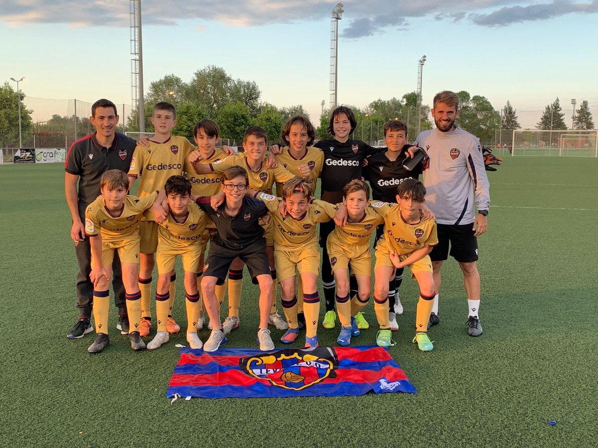 CanteraGranota's tweet photo. 🏆 El 𝝠𝗟𝗘𝗩𝗜́𝗡 𝝠  se proclama campeón de Liga 

🐸👏🏻 𝙴𝙽𝙷𝙾𝚁𝙰𝙱𝚄𝙴𝙽𝙰 𝙲𝙷𝙸𝙲𝙾𝚂 👏🏻🐸

#OrgullGranota https://t.co/X1K1K2nGJL