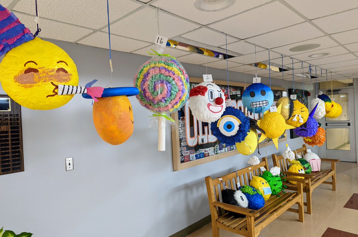 From Sra. Carreira, the 5/5 emoji-themed Piñata Project. The whole school voted and I wonder who won!?
