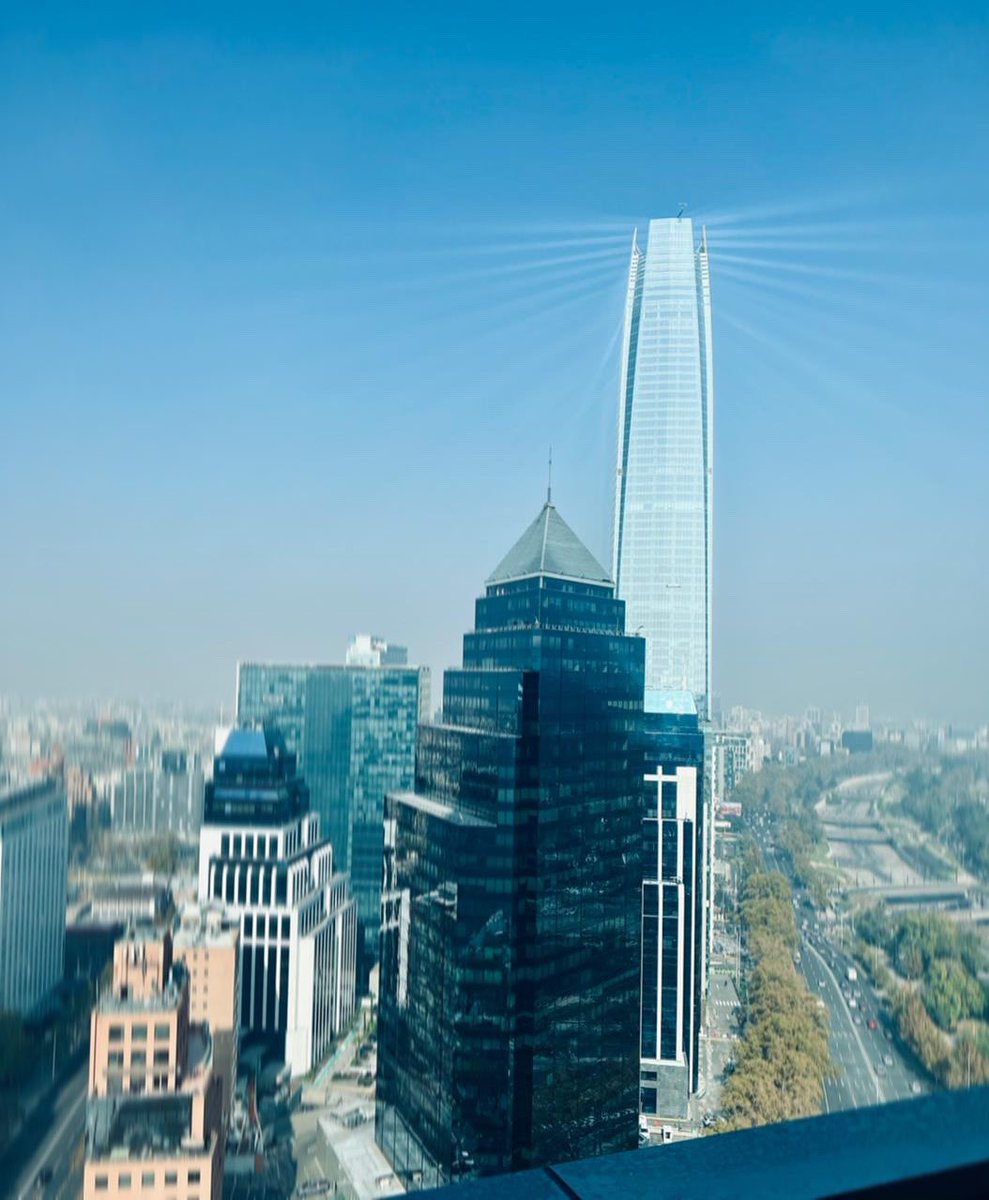 Somos la segunda torre más alta de Chile, la primera es esta: la Gran Torre Santiago donde está el Mall Costanera Center, y hoy parecemos hermanos 😃 #elpoderdelsol #amamoselsol #salfacorp