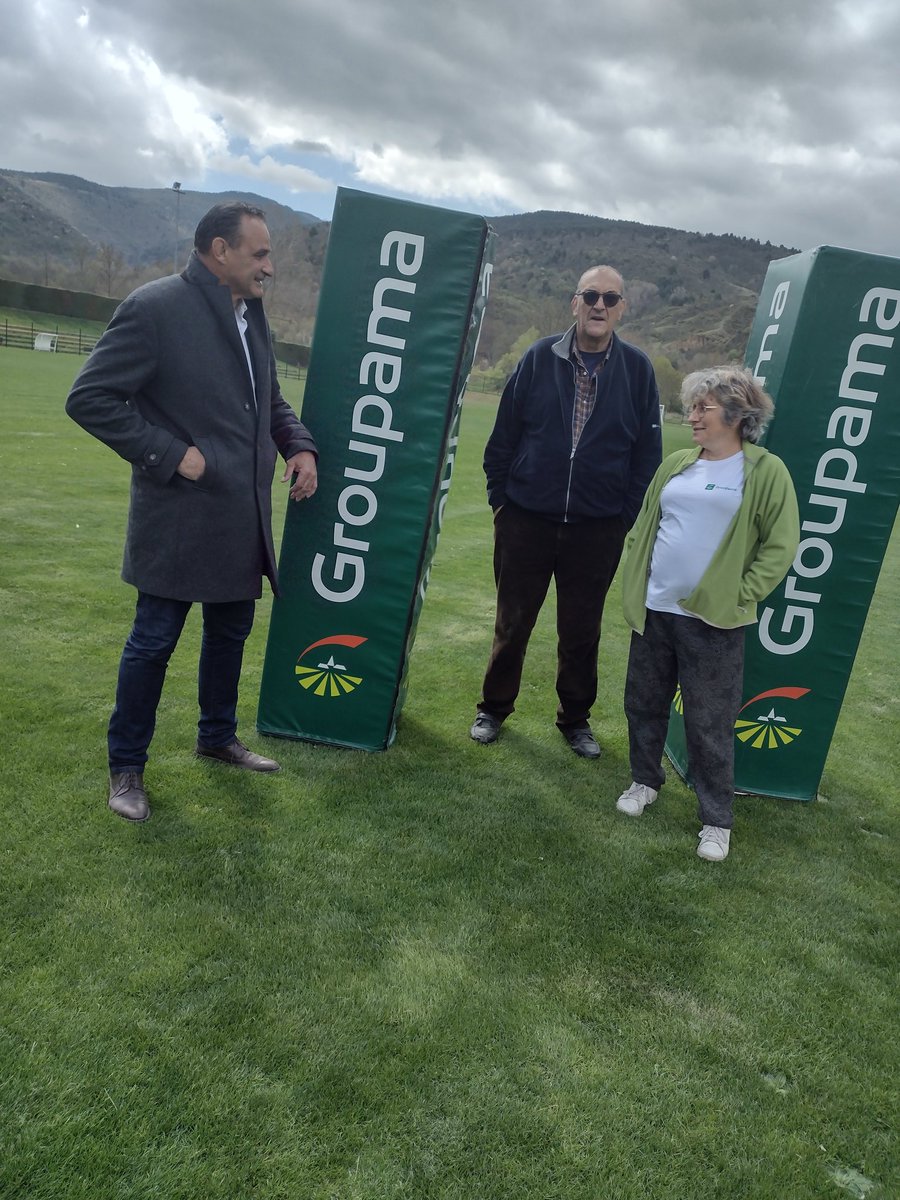 DominiqueDurini's tweet photo. @GroupamaMed journée en Cerdagne sur la pelouse du stade d'Osseja avec la Présidente Fabienne De Maury Prouzet et le Président Gérard Majoral qui ont remis des protèges poteaux de rugby au Président Philippe Alazet pour les  matchs de l'équipe du RACC XV https://t.co/tLwwE8e7fb