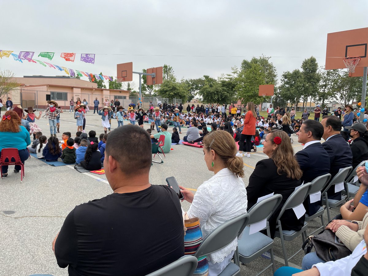 LAUSDSup's tweet photo. Gracias! A time of promise, a time for opportunity -- celebrating our rich cultures with our phenomenal students and school community at #WalnutParkElementarySchool. #multiculturalcelebration #CincodeMayo #IBelieveInLAUSD https://t.co/6gr8I6yTuJ