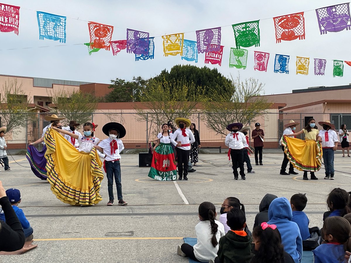 LAUSDSup's tweet photo. Gracias! A time of promise, a time for opportunity -- celebrating our rich cultures with our phenomenal students and school community at #WalnutParkElementarySchool. #multiculturalcelebration #CincodeMayo #IBelieveInLAUSD https://t.co/6gr8I6yTuJ