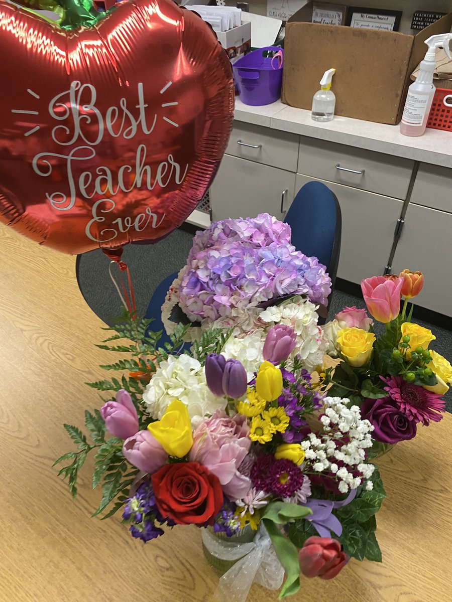 WBEteacher's tweet photo. Thank you for all the gorgeous flowers WB families!!!@WoodbrookCCS https://t.co/jnuA5VlLnV