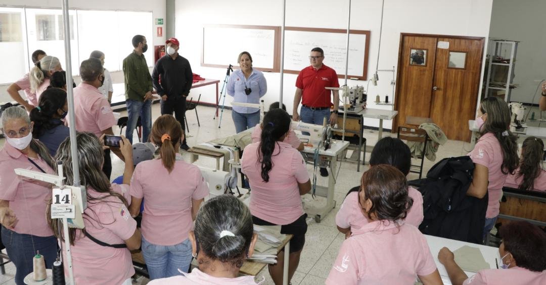 Poder_P0pular's tweet photo. Pdte de @corpindustrias @MichelleDVzla realizó recorrido por las instalaciones de #INVETEX
#PorLaMadreTierra https://t.co/y2jqwT245o
