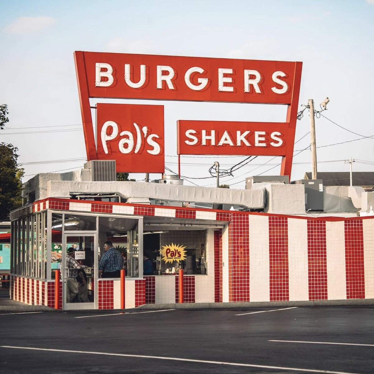 Tomorrow's To-Do List
📍 Go to Pal's on Revere 327 Revere St. Kingsport,TN
🍔  Grab a PB milkshake, Big Pal, and Frenchie Fries
🤝 Meet Pal's biggest fan

☔️ This event will be held RAIN OR SHINE

📸: instagram.com/taylorwalters96