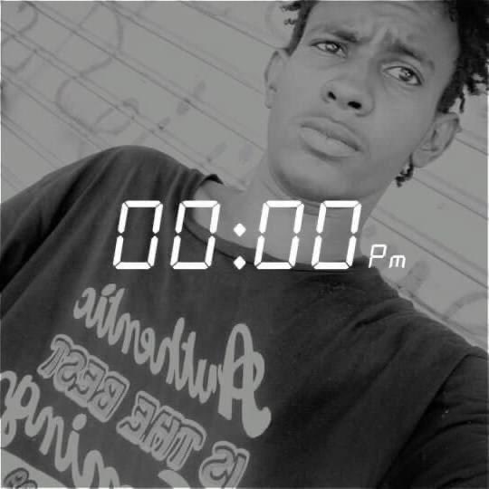 الشهيد مجتبي عبد السلام ..
من سكان الصحافة مربع (٢٣)، تم دهسه في موكب اليوم ٥ مايو بـ دفار شرطة في شروني .

لاحول ولاقوة الا بالله .. ان لله وانا اليه راجعون