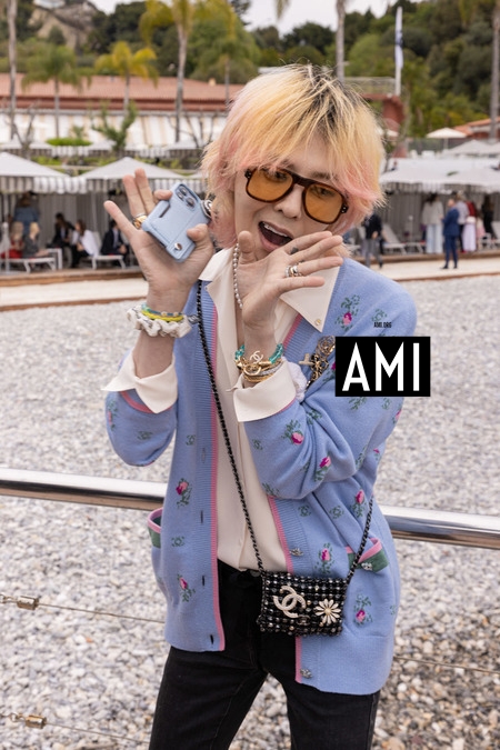 Zoinpotts's tweet photo. G-DRAGON AT CHANEL CRUISE 
#GDRAGONXCHANEL22
#GDRAGON https://t.co/tc261V1YlN