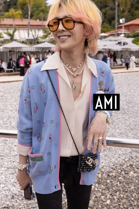 Zoinpotts's tweet photo. G-DRAGON AT CHANEL CRUISE 
#GDRAGONXCHANEL22
#GDRAGON https://t.co/tc261V1YlN